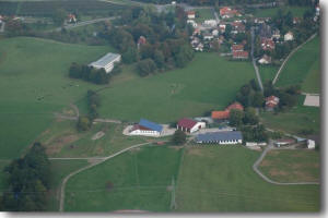 Luftaufnahme vom Pferdehof aus Westen