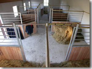 Stall an der Longierhalle Oktober 2009