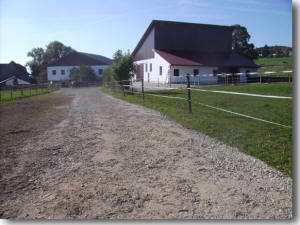 Longierhalle mit Pferdestall